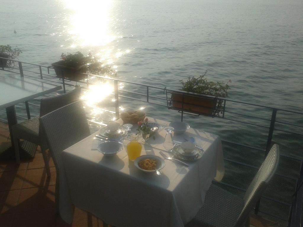 Villa Residence La Limonaia Гарньяно Номер фото