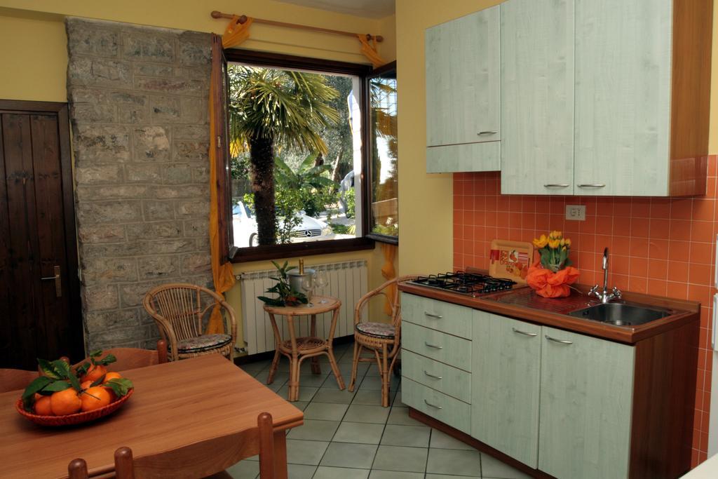 Villa Residence La Limonaia Гарньяно Номер фото